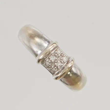 Ring 6x diamanter ca 0,005ct stl:15 bredd 6mm bör omrodieras 18K 3,3g.