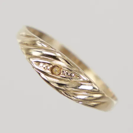 Ring med vit sten stl:17¾, bredd 4,9mm, sten limmad åt fel håll, 14K Vikt: 0,8 g
