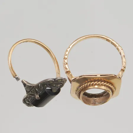 2 Ringar defekta, varav en med fattning i silver, 18K bruttovikt 9,2g.