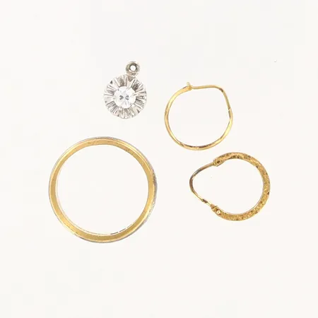 2 enstaka örhänge, 1 ring, 1 hänge vitguld, stenar, gravyr defekter, 18K. Vikt: 6 g