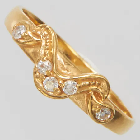 Ring med vita stenar stl:18, bredd 2-5mm, 21K, bruttovikt: 2,4g Vikt: 2,4 g