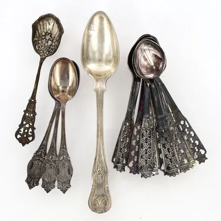 1 dessertsked, 16 kaffeskedar olika modeller, bucklor, silver 830/1000 Vikt: 178,5 g