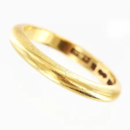 Ring slät stl:18¾, bredd 3mm, gravyr, 18K Vikt: 4,7 g