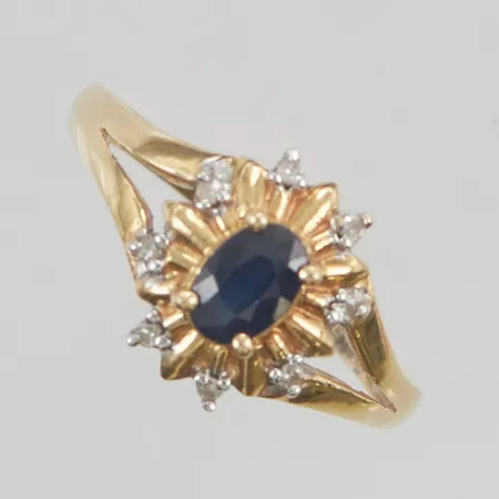 Ring med safir samt diamanter 8x ca 0,01ct stl:19 bredd 12mm 18K 3,6g.