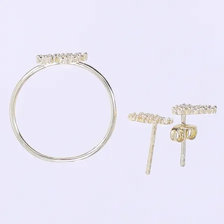 Ring stl 17½ och ett par örhängen med vita stenar en snurrebuss saknas oädel metall