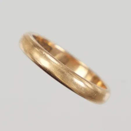 Ring slät stl:15¾, bredd 3mm, gravyr, 18K Vikt: 2,9 g