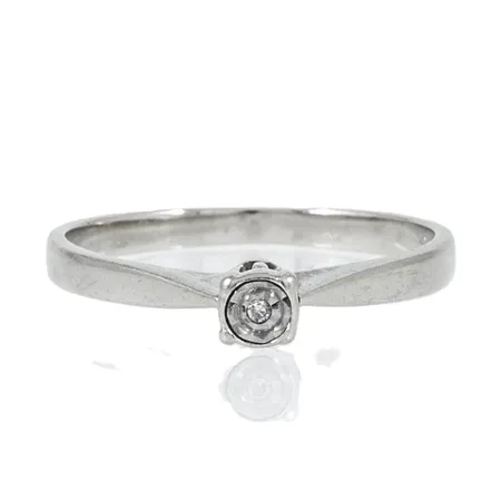 Ring med en 8/8-slipad diamant ca 0,005ct stl:16½ bredd 1,8-3,5mm, vitguld 18K 1,8g.