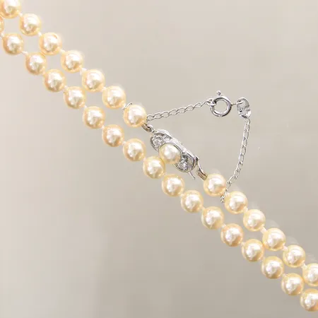 Pärlcollier med imitationspärlor längd 46cm bredd 6mm, säkerhetskedja i vit oädel metall, lås i silver 835/1000 med vita stenar samt imitationspärla Vikt: 24 g