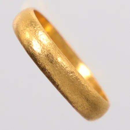 Ring stl. 20½, defekt, gravyr, 23K Vikt: 6,1 g