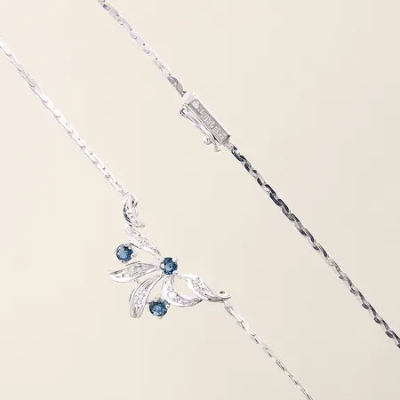 Collier halvstel med integrerat hänge med blå safirer och 8/8-slipade diamanter 5 x ca 0,01ct längd 41,5cm bredd 1,2-12,5mm vitguld 18K Vikt: 5,5 g