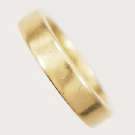 Ring slät stl:15 bredd 4mm Schalins, gravyr 18K Vikt: 5,5 g