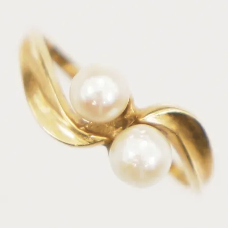 Ring med pärlor stl 15¼, bredd 1-7mm, Ringens Centrifugal-Gjutning U Da, Karlsborg år 1963, avklippt skena, 18K. Vikt: 1,7 g