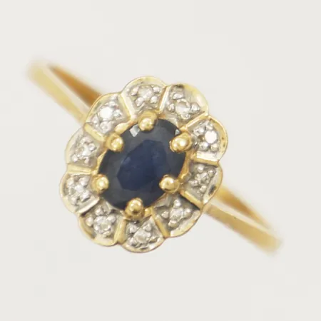 Ring med diamanter 10xca 0,005ct samt syntetisk safir stl:16½, skev skena 18K Vikt: 2,3 g