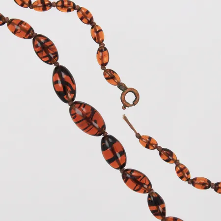 Collier med bärnsten, lås saknas/defekt längd ca 40cm, bredd ca 6-13mm