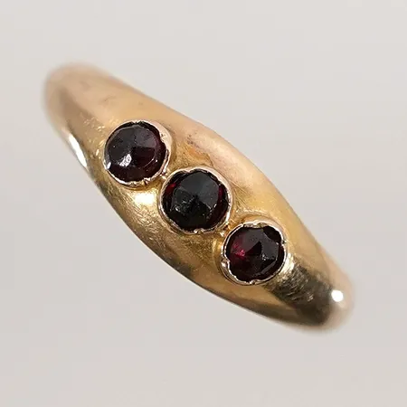 Ring med röda stenar strl: 18¾. Bredd: 2.8- 6.8mm. 18k Vikt: 1,4 g
