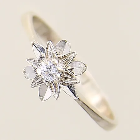 Ring med vit sten  stl:16 bredd 2mm vitguld 18K  Vikt: 2,2 g