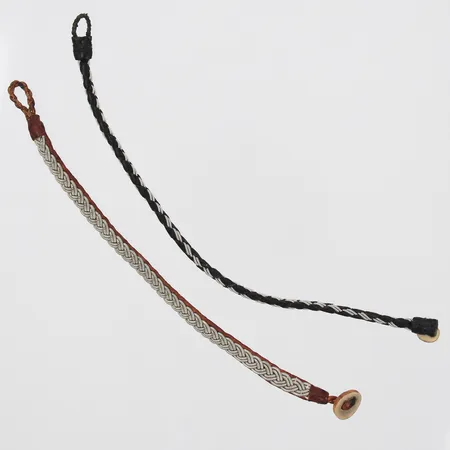 2 Armband med läder & vitmetall, längd ca 18cm bredd ca 4mm, samt längd ca 16,5cm, bredd ca 6mm