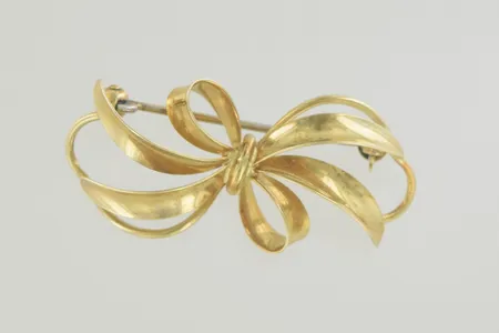 Brosch längd 4 cm bredd 1,5 cm, 18K Vikt: 4,9 g