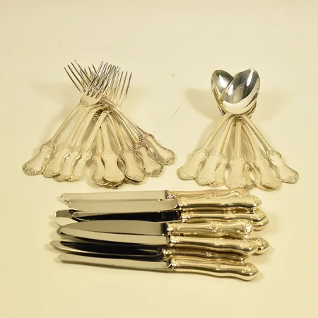 Bestickuppsättning Patricia MEMA Lidköping, 12 gafflar 17½cm, 12 knivar med blad i rostfritt stål 20½cm, 8 skedar 17½ cm, silver 830/1000. Vikt: 1771 g