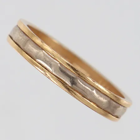 Ring stl 15½ bredd ca 3,2mm tvåfärgat, gravyr, 18K Vikt: 2,6 g