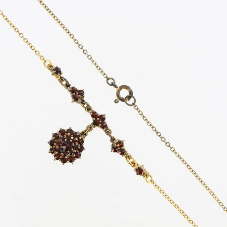 Collier med granater längd 42cm, bredd 1,5-23mm, sliten förgyllning, ostämplad metall Vikt: 0 g