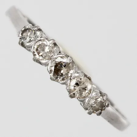 Ring med diamanter ca 2x0,02+2x0,03+1x0,04ct, nagg, slitna fattningar, Petterssons Eftr Juvelerar Ab Joh 1936, graverad, stl: 17¼, 18K Vikt: 1,7 g