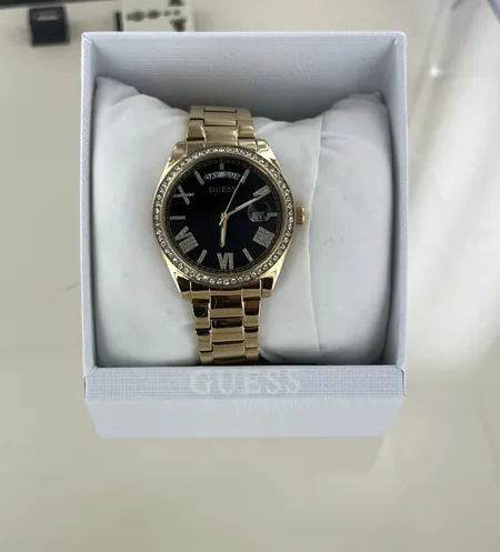 Damur Guess GW0307, diam 36 mm, låda.Behov av nytt batteri Skickas med postpaket.