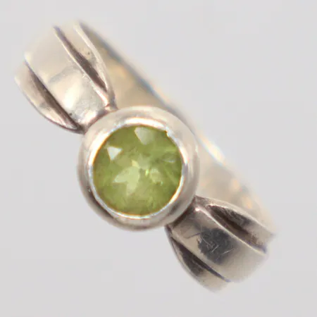 Ring stl. 17¼, liten grön sten, silver 925/1000 Vikt: 3,7 g