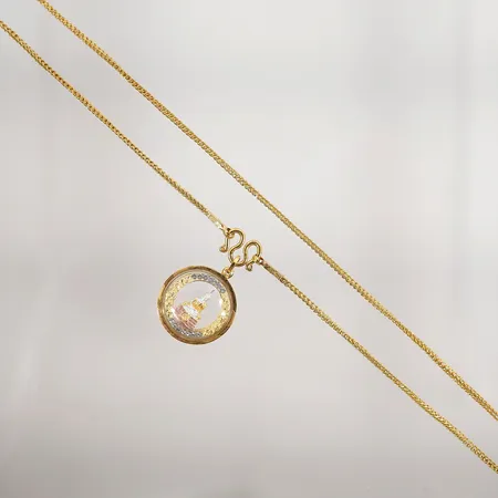 Kedja med hänge buddha. Plast i guldram. Okänt material inuti. Bredd Ø: 18mm. Längd: 53cm. 21k Kedja lätt klämskadad Vikt: 9,8 g