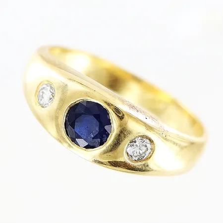 Ring med 2 diamanter 0,15ctv enligt gravyr och 1 safir 0,52ct enligt gravyr, stl:17½, bredd 3-7mm, gravyr, 18K  Vikt: 5,7 g