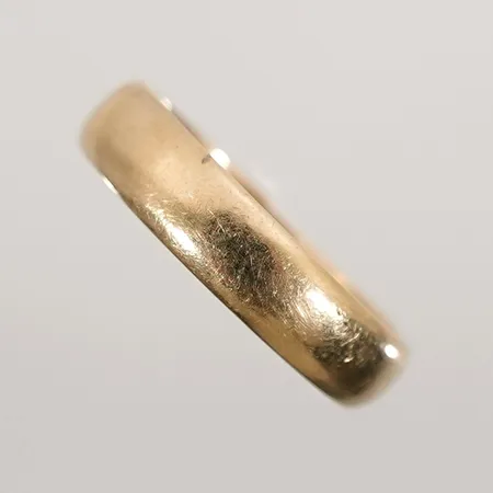 Slät ring strl:17½. bredd: 4.4mm. Gravyr. 18k Vikt: 3,8 g