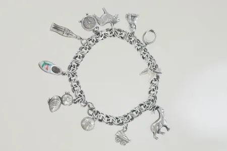 Armband med berlocker längd 18,5 cm bredd 0,7 cm, silver Vikt: 23,9 g