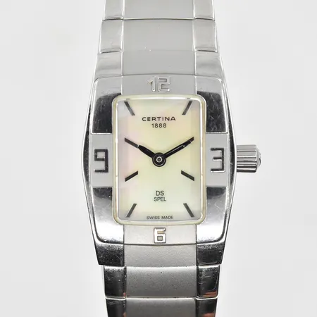 Damur Certina DS Spel stål quartz ca 33x33mm, ref SKT-RA-10925, serienr 322.7155.42, datum, pärlemorurtavla, safirglas, integrerad stållänk med viklås, innermått inklusive ur ca 15 cm, batteribyte behövs.