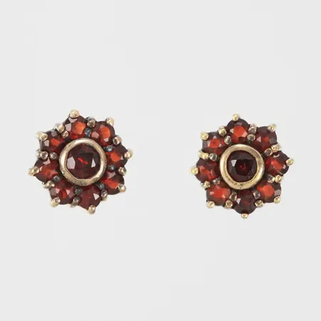 Ett par örhängen med granater Ø 11mm, silver Vikt: 2,6 g