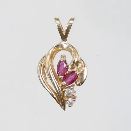 Hänge med röda stenar och diamanter 2xca0,02ct 10x19mm 14K Vikt: 1,5 g