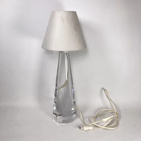 Bordslampa Vicke Lindstrand (1904-1983) Kosta glasbruk 1960-tal underfång i vitt med luftbubblor signerad Kosta 63 V Lindstrand äldre elmontering nyare lampskärm medföljer  höjd 39cm inkl montering Skickas med postpaket.