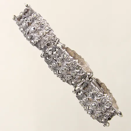 Armband halvstel med genombruten dekor och markasiter längd ca 17,5cm bredd 14,7mm säkerhetskedja två markasiter saknas silver 830/1000 Vikt: 22,7 g