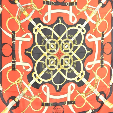Scarf Hermès Eperon d'Or design Henri d'Origny, designad 1974, röd botten med mörkblå bård, ca 89x89 cm, en fläck på bården, siden.