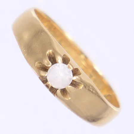 Ring med vit fasettslipad sten svenska stämplar år 1903 stl 19 bredd 4-5mm gravyr 20K Vikt: 3,9 g