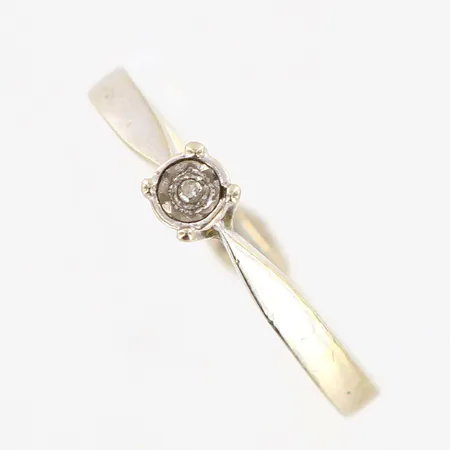 Ring vitguld med diamant 0,01ct stl:17¾, bredd ca 2-3mm, 18K Vikt: 1,8 g