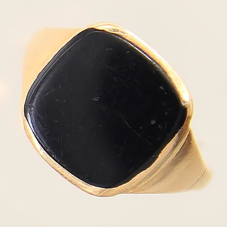 Ring med onyx stl: 18½ bredd 2,3mm skev skena 18K  Vikt: 3,8 g