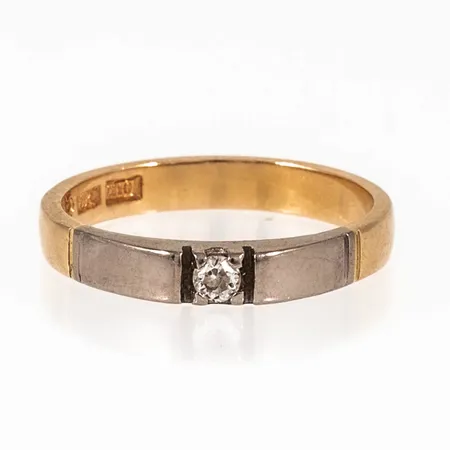 Ring med vit sten stl:16½ bredd 2,9-3,2mm, 18K 3,1g.