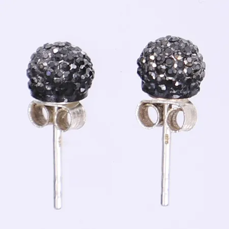 Ett par örhängen med svarta stenar Ø6mm silver 925/1000 Vikt: 0,7 g