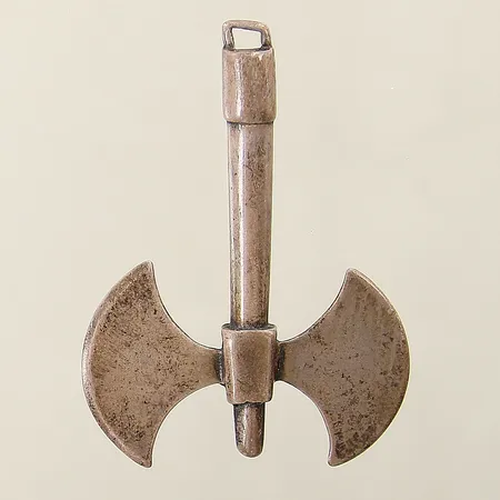 Hänge dubbeleggad yxa 53x40mm sned ögla silver 925/1000 Vikt: 15,9 g