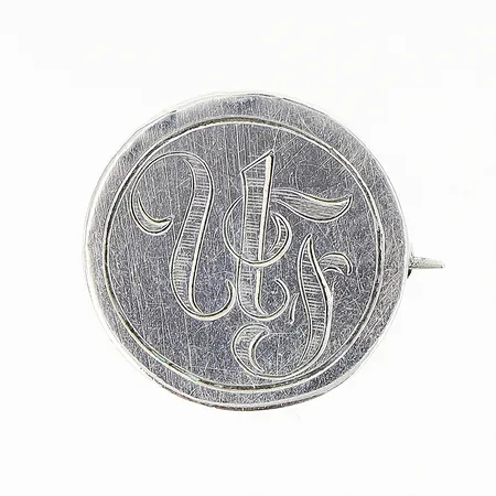 Brosch Ø22mm, gravyr, MGAB, silver 830/1000. Vikt: 4,4 g