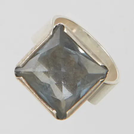 Ring med blå sten stl 18¼, bredd 5-15mm, silver 830/1000, bruttovikt: 9,4g Vikt: 9,4 g