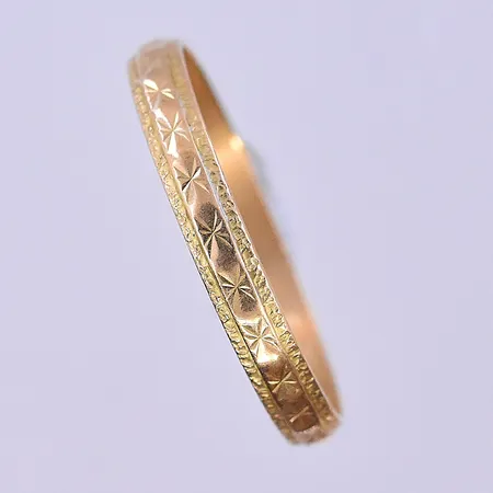 Ring stl:19½, bredd 3 mm 18K. Vikt: 1,8 g