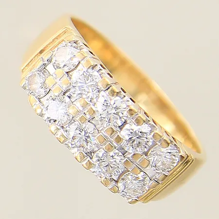 Ring med diamanter 10 x ca 0,10ct stl:17 bredd 3,8-7,4mm ojämn skena ostämplad 18K Vikt: 5,7 g