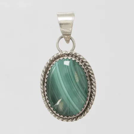 Hänge med malakit längd inkl ögla 3,5cm, bredd 17mm, sterling silver 925/1000 Vikt: 4,5 g