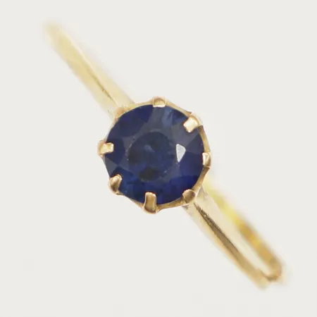 Ring med blå sten stl 17¾, bredd 1-7mm, avklippt skena, 18K. Vikt: 1,3 g